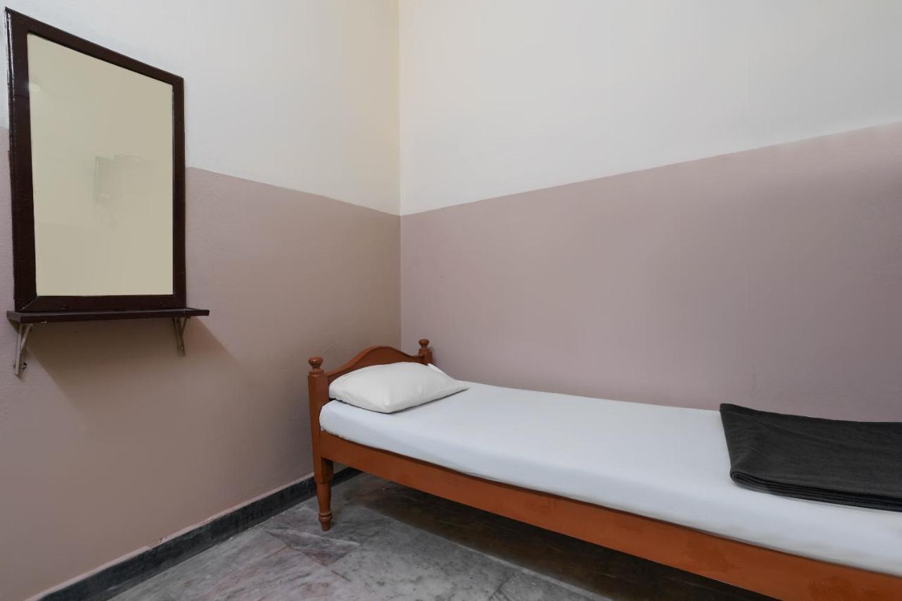 Spot On Sri Sai Lohith Lodge Near Snow World Secunderabad Bagian luar foto